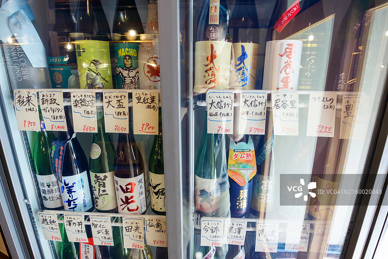 酒窖里陈列着诱人的长野当地日本酒。顾客可以从中选择自己喜欢的品牌。味道当然非常出色，而且性价比很高。图片素材