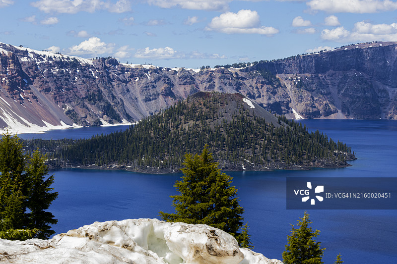 火山口湖国家公园边缘村落图片素材