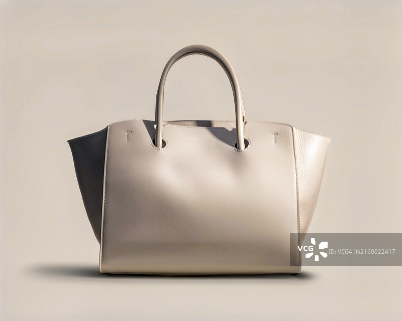 优雅的米色皮革手提包图片素材