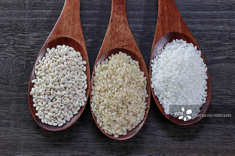 多种稻米：大麦米、白米和糙米图片素材