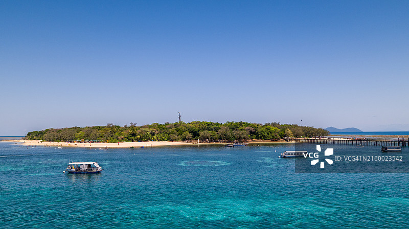 绿岛大堡礁风光：船只与清澈海水图片素材