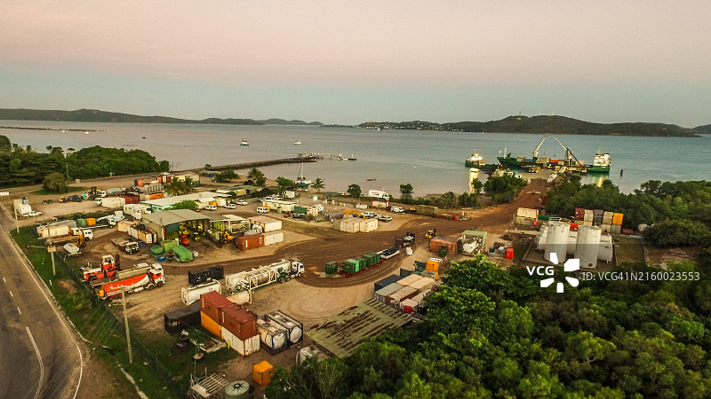 日出时霍恩岛的货物作业航拍景观图片素材