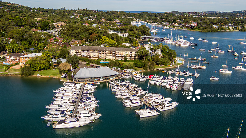 皮特沃特纽波特码头停靠船只和周围树叶的鸟瞰图图片素材