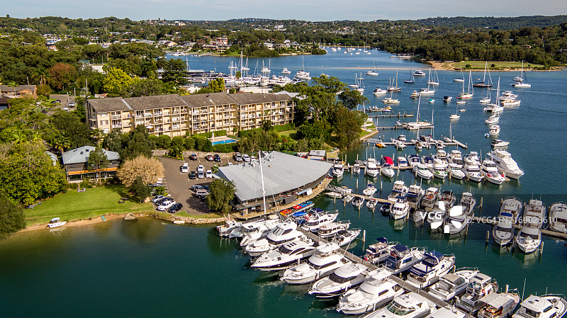 皮特沃特纽波特码头停靠着船只和岸边建筑的航拍视角图片素材