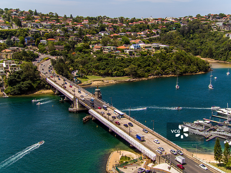 澳大利亚悉尼斯皮特大桥交通和船只的航拍景色图片素材