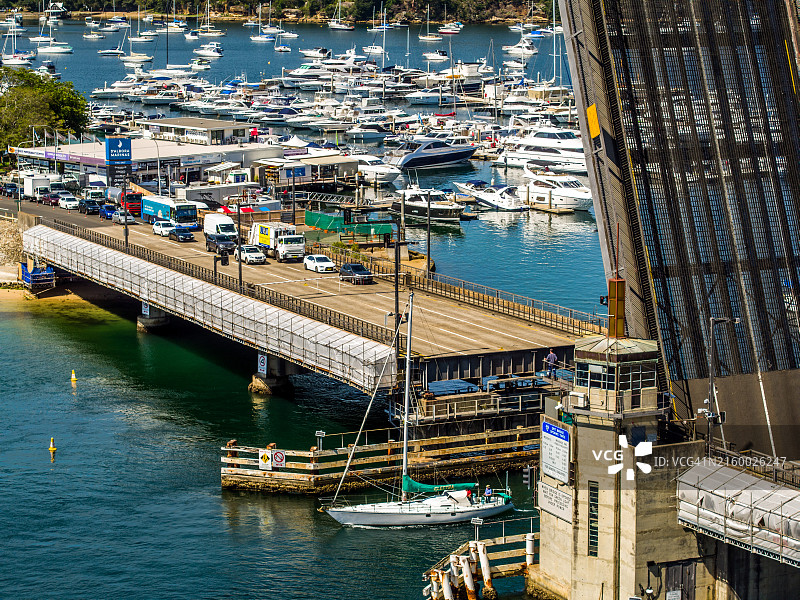 阳光明媚的日子里，斯皮特桥为船只交通开放图片素材