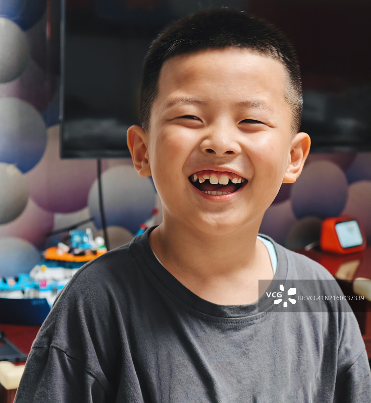 看着镜头大笑的小男孩图片素材