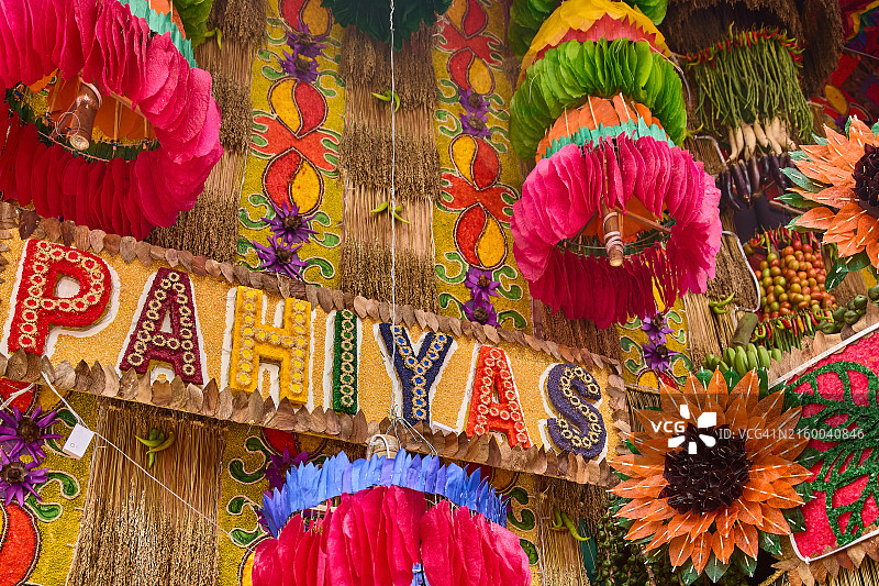 奎松省卢邦的帕希亚斯节：当地人将彩色米纸塑造成枝形吊灯挂在房屋上图片素材