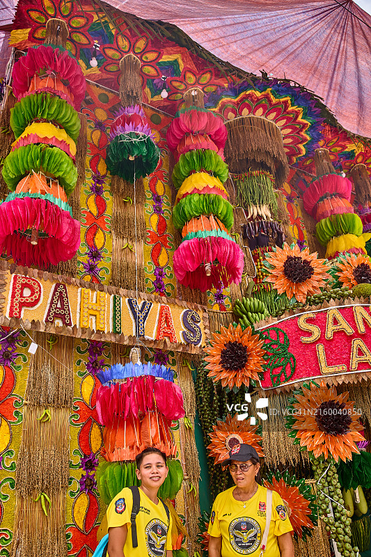 游客欣赏当地的创意：用糯米制成的彩色米纸图片素材