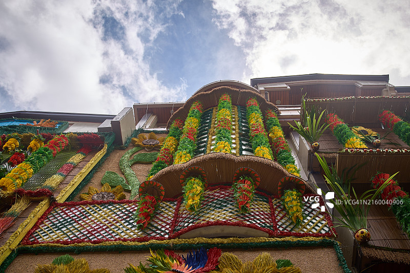 在帕希亚斯节期间，房屋外墙装饰着由农产品制成的装饰品。图片素材