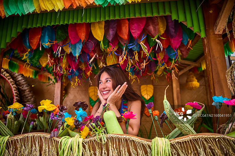 在奎松省卢邦的帕希亚斯节期间，游客站在一个用农产品制成的彩色装饰摊位旁图片素材