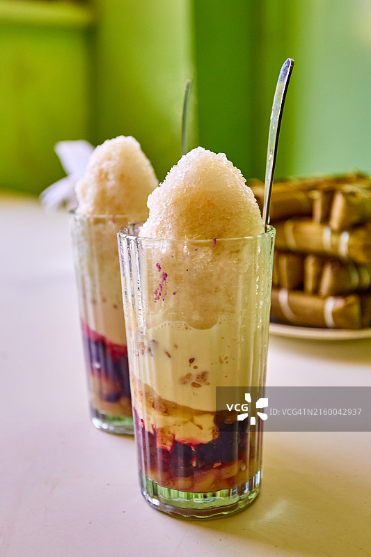 两杯菲律宾甜点Halo-Halo图片素材