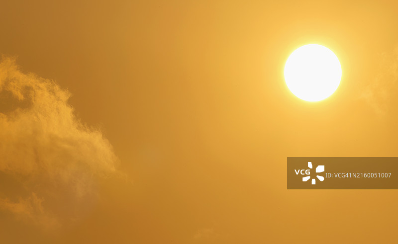 气候危机和灾难性热浪引起的太阳风暴、气候变化、全球变暖、全球沸腾，太阳和燃烧的热浪酷暑图片素材