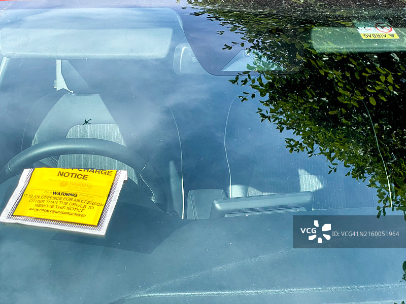 挡风玻璃上的停车罚单 - 真实场景 - 清晨在雷丁街道上拍摄的因通宵超时停车而被开罚单的汽车图片素材