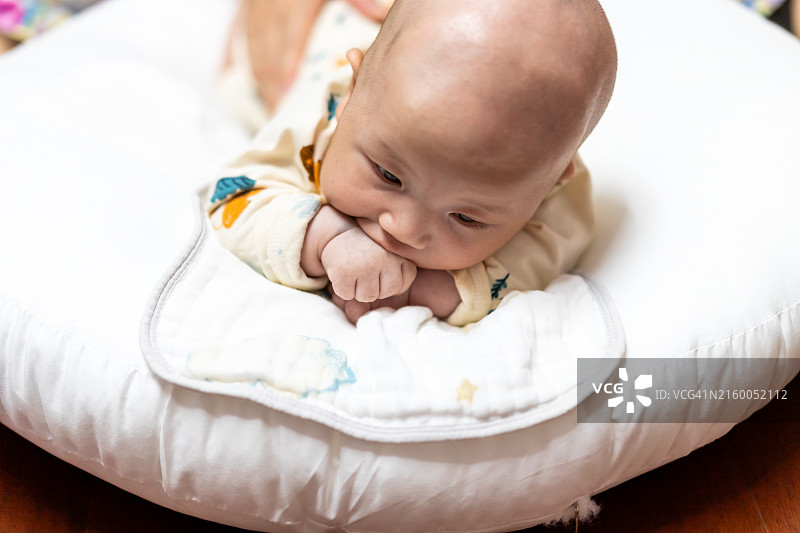 宝宝趴着吃手图片素材