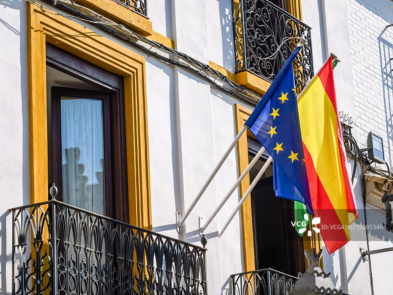 迎风飘扬的西班牙欧盟旗帜4K特写图片素材