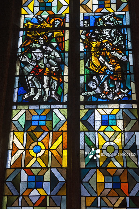 法国阿尔萨斯凯泽斯贝格圣十字教堂的铅玻璃窗图片素材
