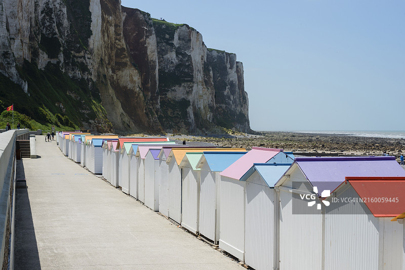勒特雷波海滩的彩色浴亭图片素材