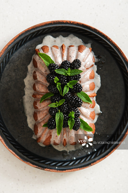 自制意大利正宗柠檬蛋糕，饰以黑莓和薄荷叶图片素材