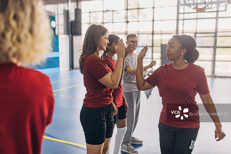 在体育馆内欢庆的团队图片素材