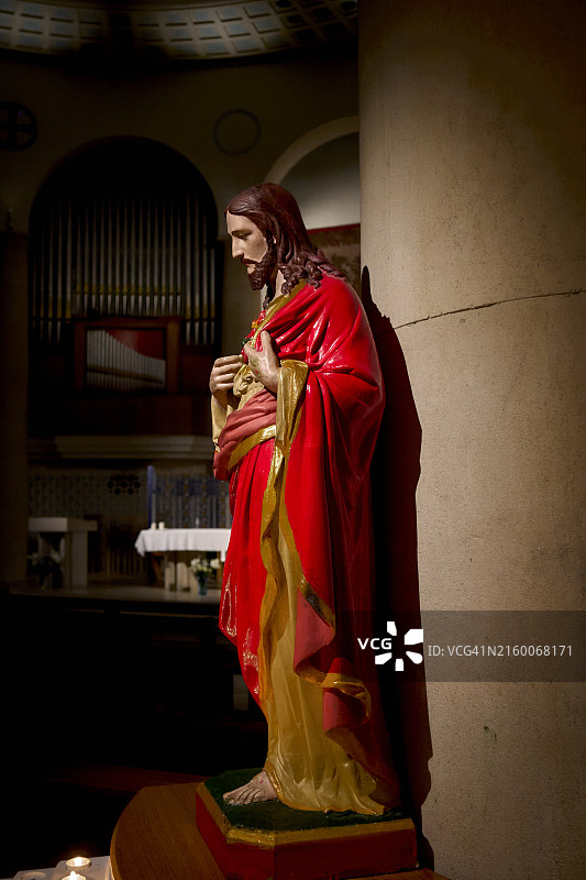 伦敦市中心法国巴黎圣母院的宗教雕像图片素材