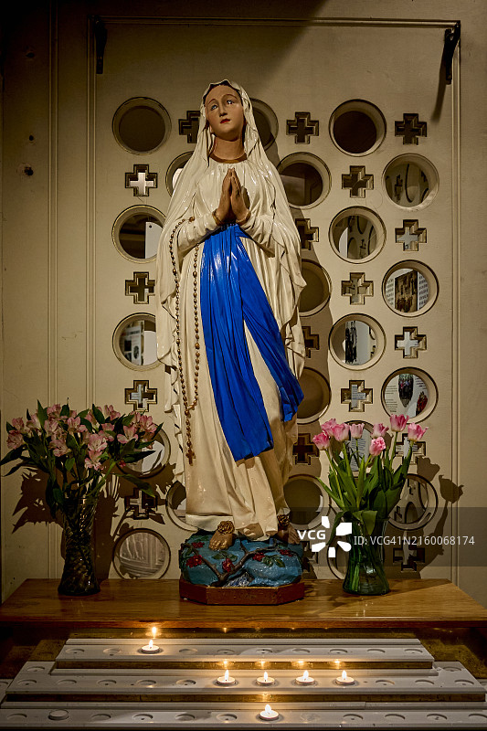 伦敦市中心法国巴黎圣母院的宗教雕像图片素材