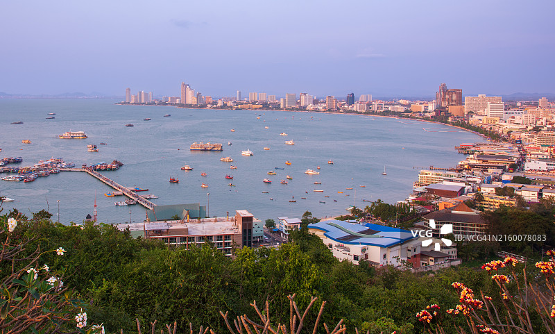 日落时分芭堤雅市全景图片素材