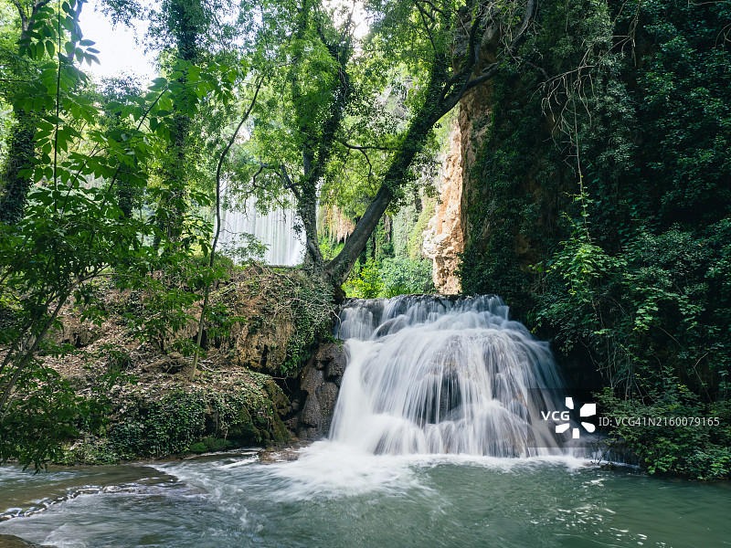 西班牙萨拉戈萨彼德拉修道院自然公园的壮丽瀑布长曝光图片素材