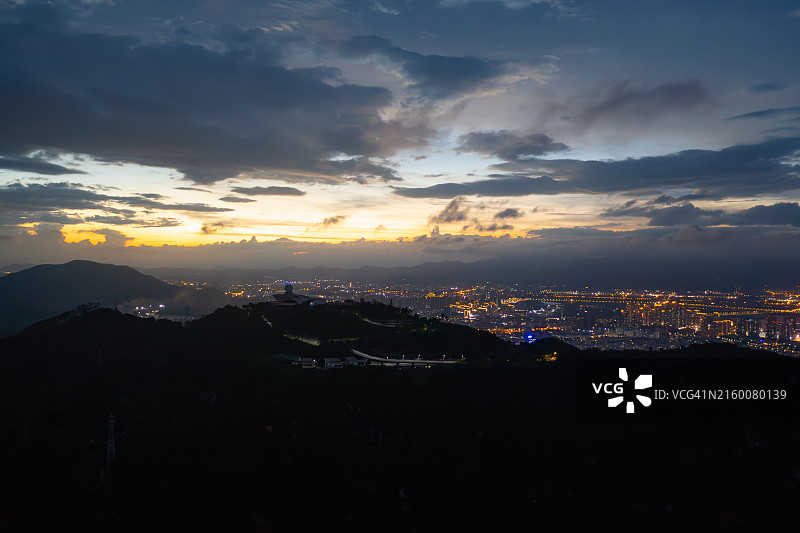 暮色下的气象台图片素材