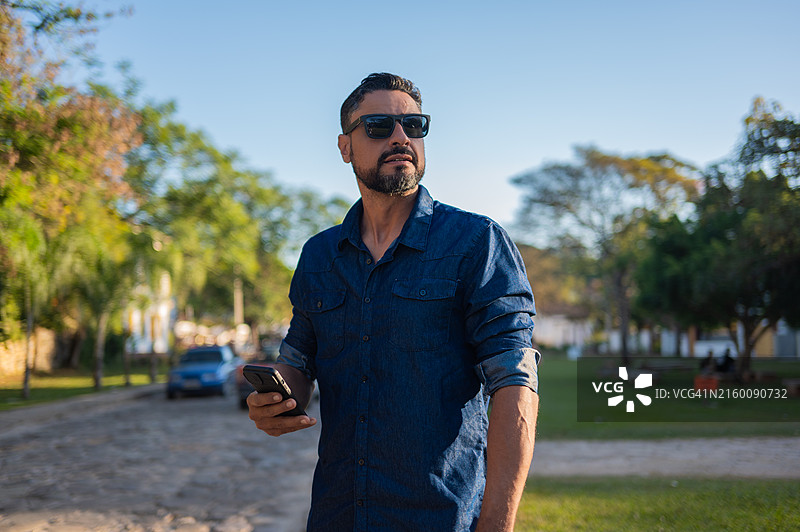 在公园使用手机的男人肖像图片素材