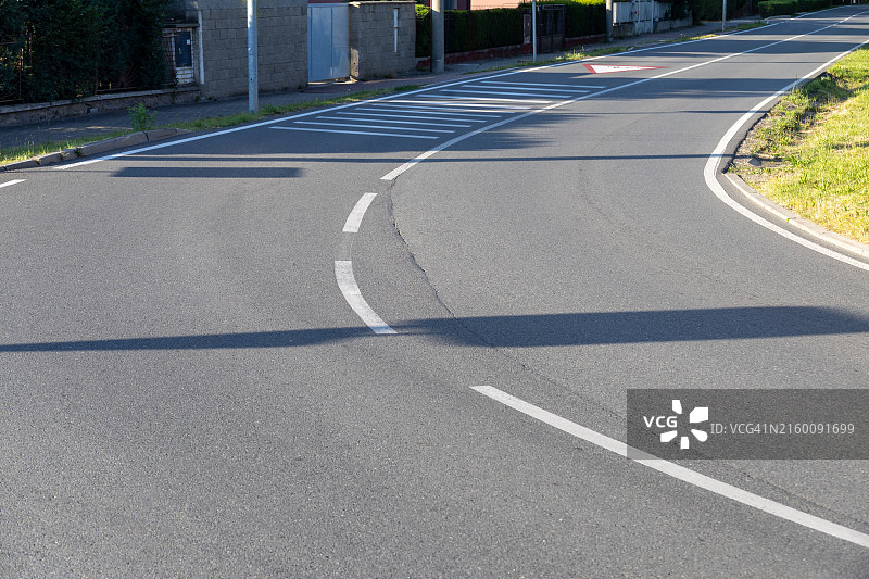 带车道线和人行横道的弯曲道路图片素材