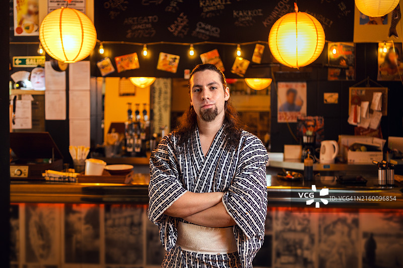 在拉面吧中穿着日式浴衣的餐厅经理图片素材