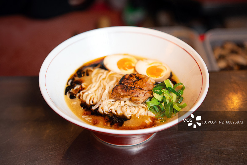 美味的拉面，配有猪肉、鸡蛋和蔬菜图片素材