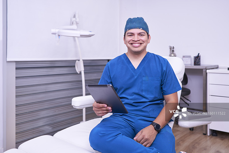 手术室医生使用平板电脑图片素材