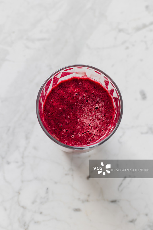 浅色背景上的香蕉黑加仑冰沙：健康食品与饮食理念图片素材