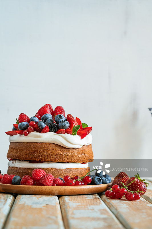 自制夏季浆果奶油海绵蛋糕图片素材