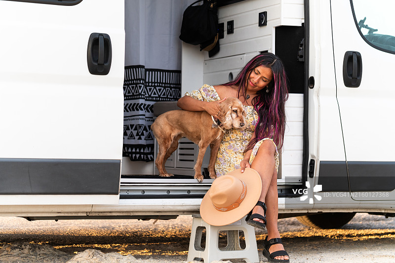 女人和狗乘坐厢式货车旅行图片素材