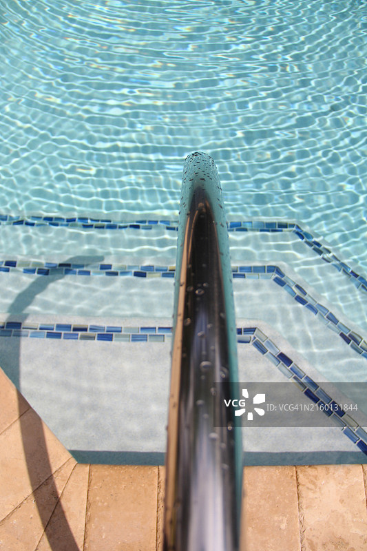 游泳池和台阶的俯视角度照片图片素材