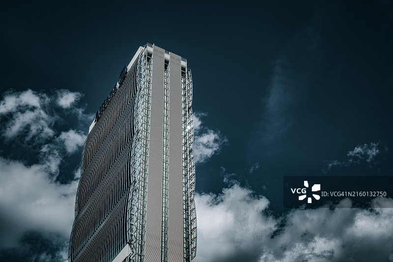 云端之上的摩天大楼图片素材