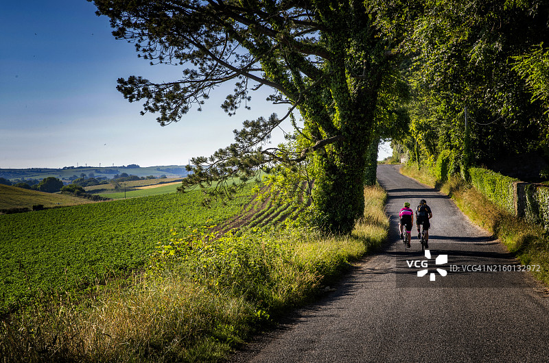 在北爱尔兰唐郡的乡村道路上骑自行车图片素材