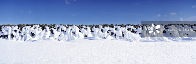 北爱尔兰唐郡 mourne 山脉的雪后石墙图片素材