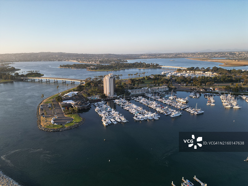 加利福尼亚州圣地亚哥凯悦酒店和码头的美丽航拍景色图片素材