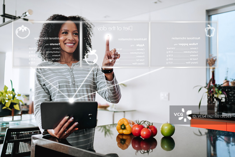 AI女人使用人工智能数字平板设备图片素材