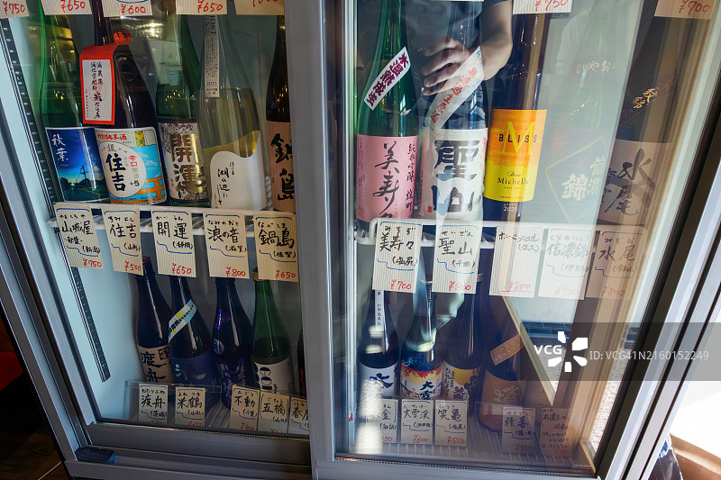 酒窖里陈列着诱人的长野当地日本酒。顾客可以从中选择自己喜欢的品牌。味道当然非常出色，而且性价比很高。图片素材