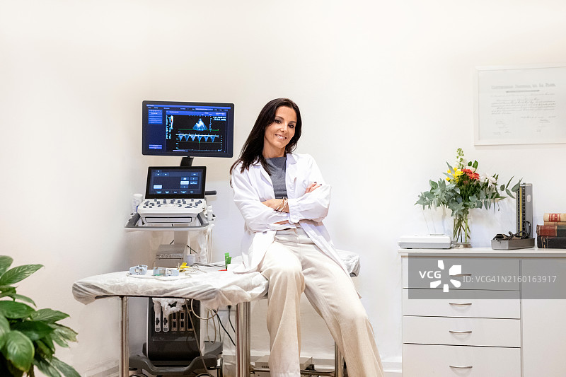 女心脏病专科医生办公室肖像照片图片素材