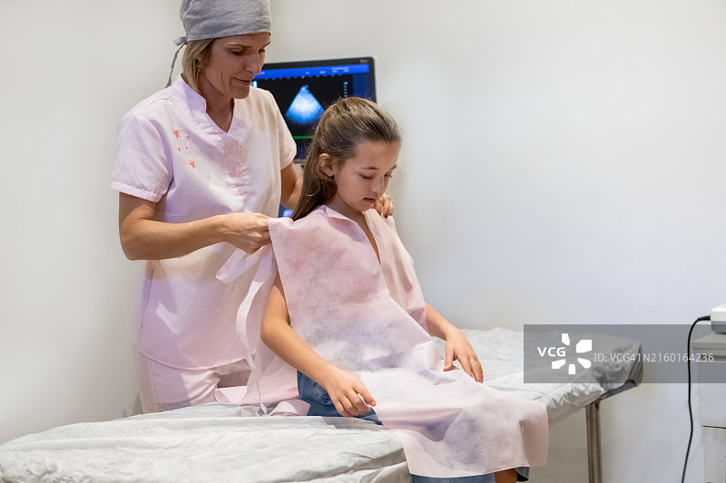 护士为女孩患者准备心脏检查图片素材