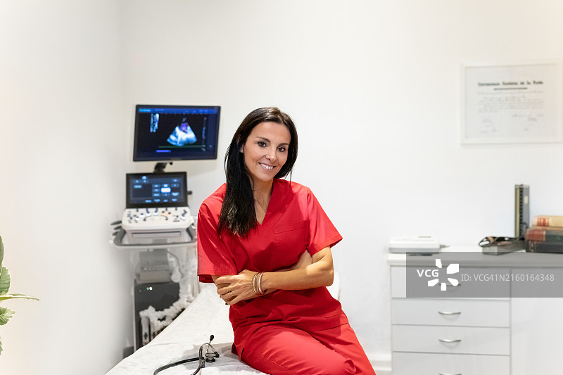 女心脏病专科医生办公室肖像照片图片素材