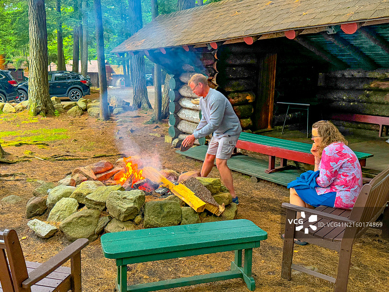 男人和女人一起建造篝火图片素材