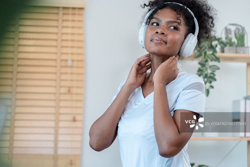 听我最喜欢的曲调总能让我精神振奋，帮助我放松图片素材