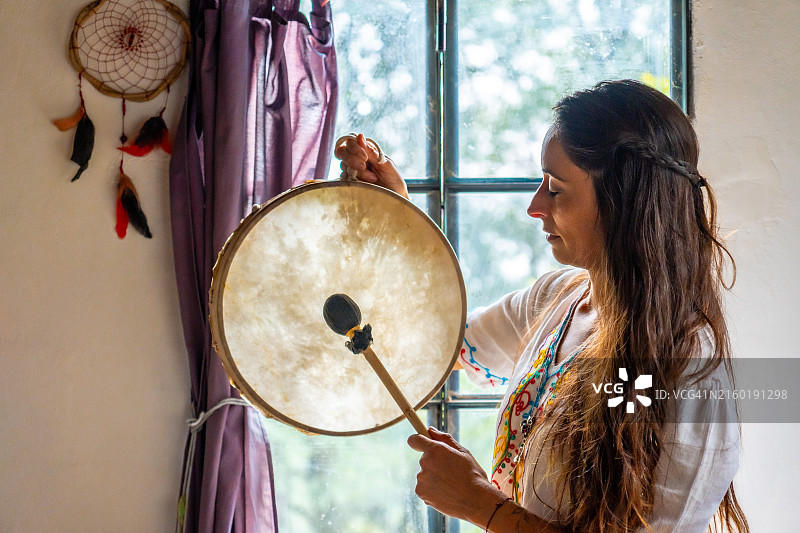 正在进行声音疗愈的拉丁裔女性图片素材